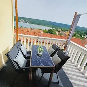 Apartment 16, Čižići